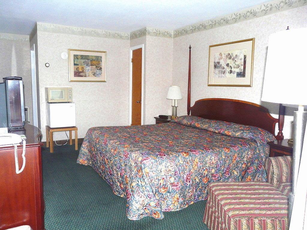 Knights Inn Ленъкс Екстериор снимка